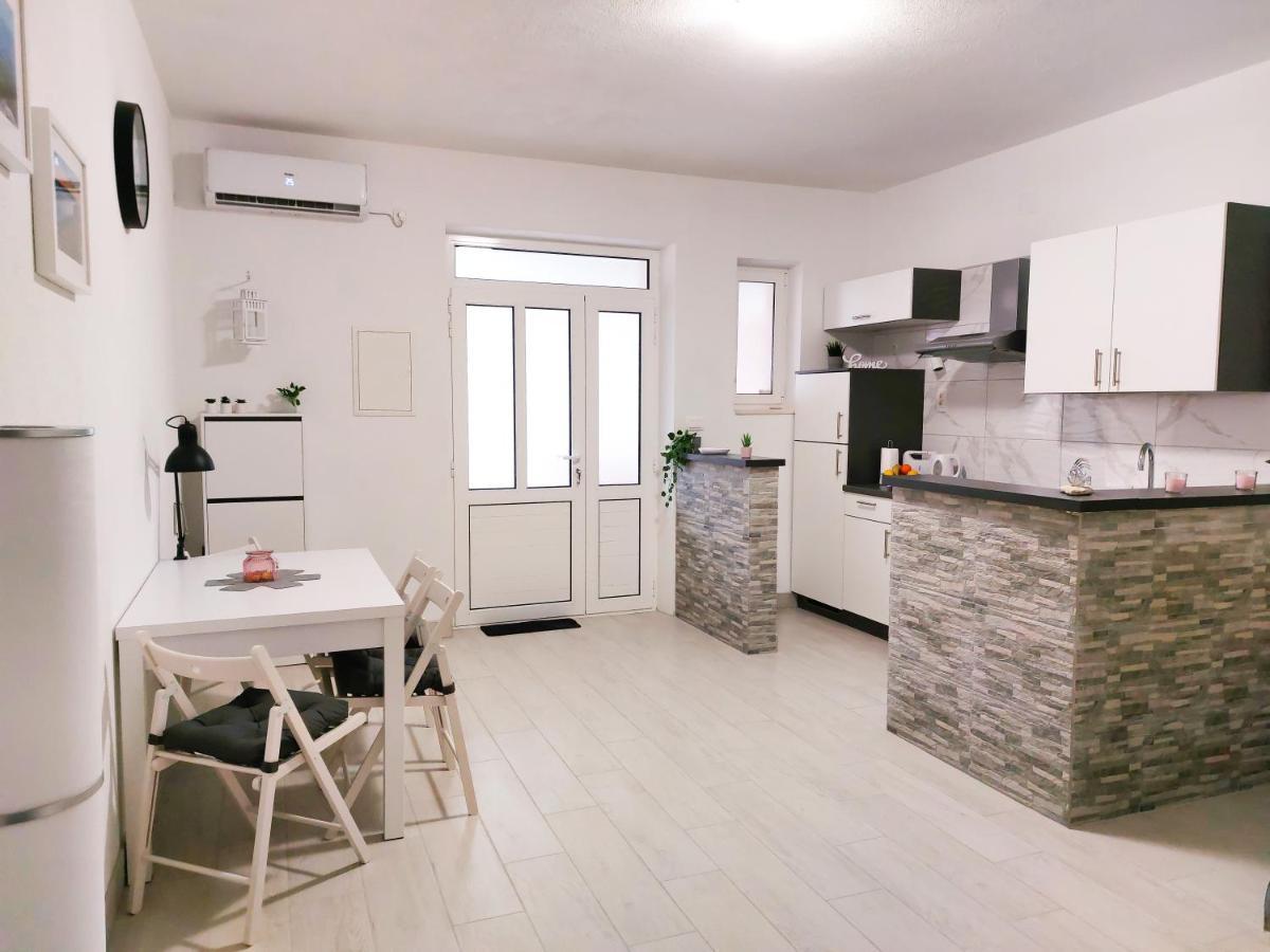 - Sea, Sand And Happiness Apartment Bol